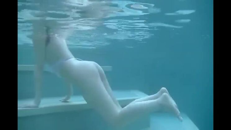 Hermosa mujer japonesa protagoniza un hermoso video sexual fetichista.