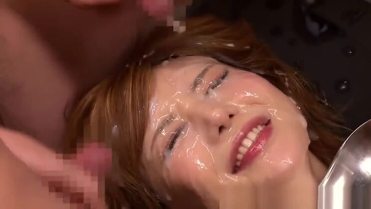 Una divina morena asiática perra está recibiendo bukkake masivo