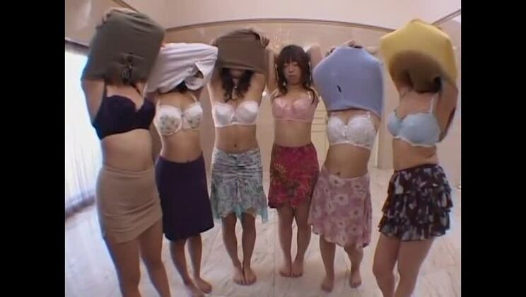 Una atractiva japonesa tetona y promiscua participa en una orgía.