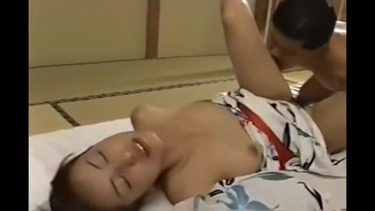 Encantadora dama asiática voluptuosa