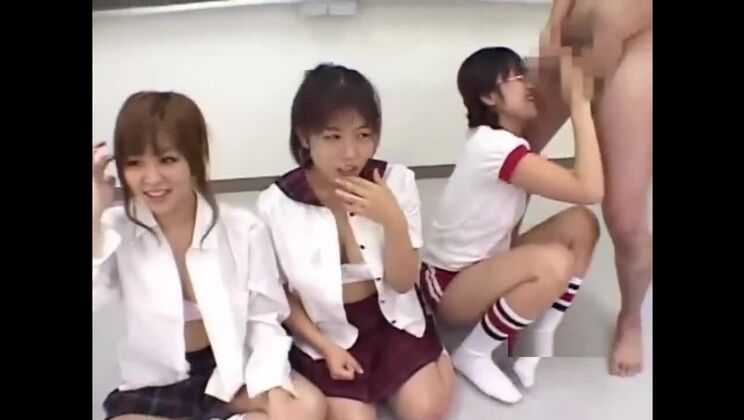 Una atractiva y plana oriental prostituta en una ardiente orgía.