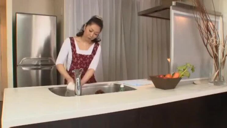 Linda chica japonesa con grandes pechos