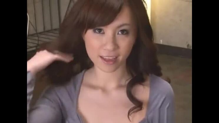 Una atractiva asiática protagoniza una escena de sexo grupal salvaje.