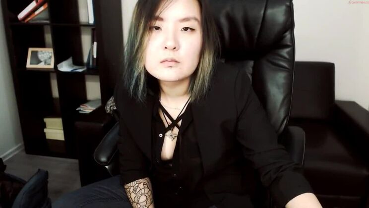 Perra oriental elegante y de pechos planos en un hermoso video amateur.