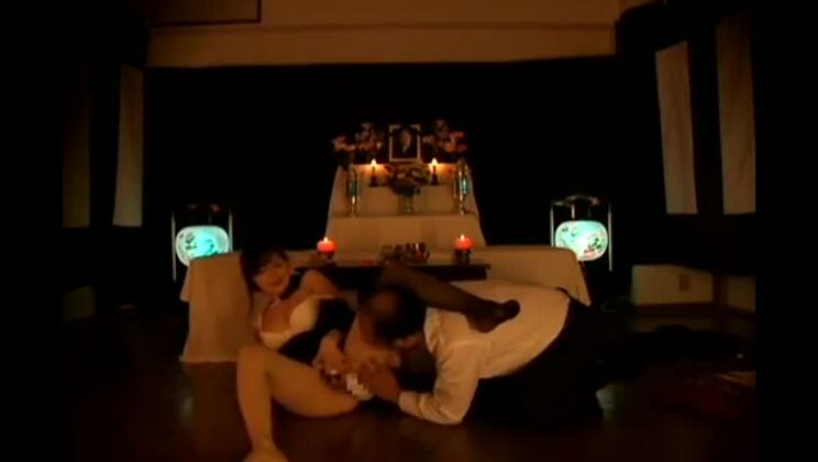 Hermosa mujer japonesa casada en un video porno pervertido