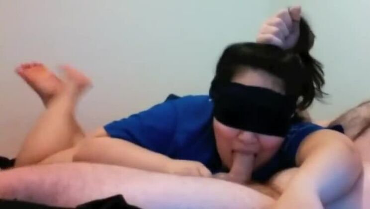 Tentadora zorra asiática regordeta en una penetración profunda y brutal.