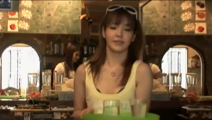 Una adorable perra japonesa se divierte como aficionada.