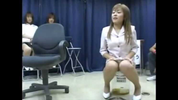 Preciosa prostituta oriental con un vídeo sexual de orina increíble