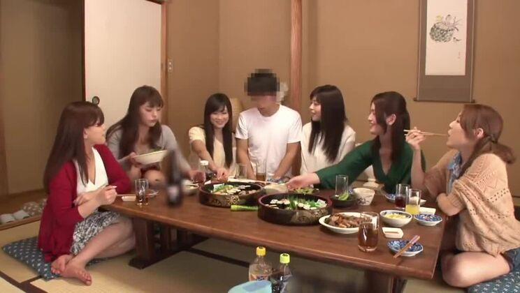 Linda chica japonesa con grandes pechos