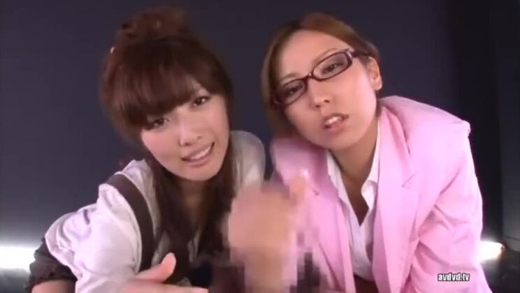 Hermosa mujer asiática protagonizando un hermoso video sexual fetichista.