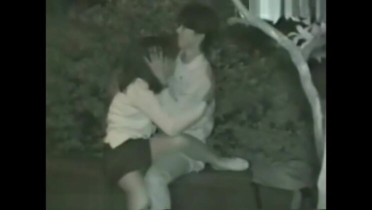 Impresionante chica asiática en un hermoso video amateur en un lugar público.