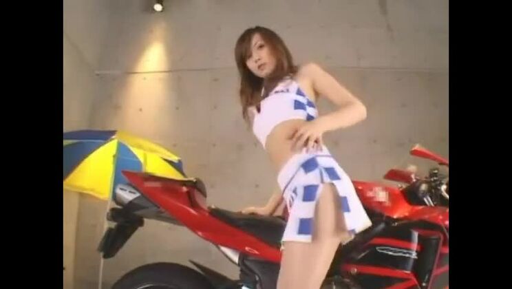 Increíble chica japonesa en una asombrosa escena en primer plano en público.