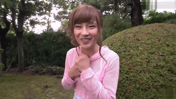 La asiática Anna Anjyo en una foto al aire libre