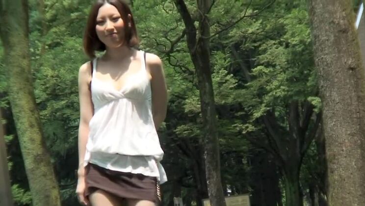 Una zorra oriental celestial tiene una increíble follada amateur en público.