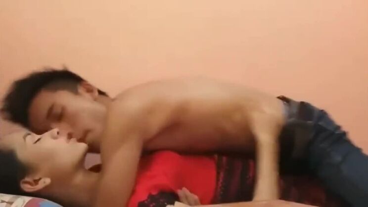 Una morena asiática prostituta y dulce tiene sexo duro increíble