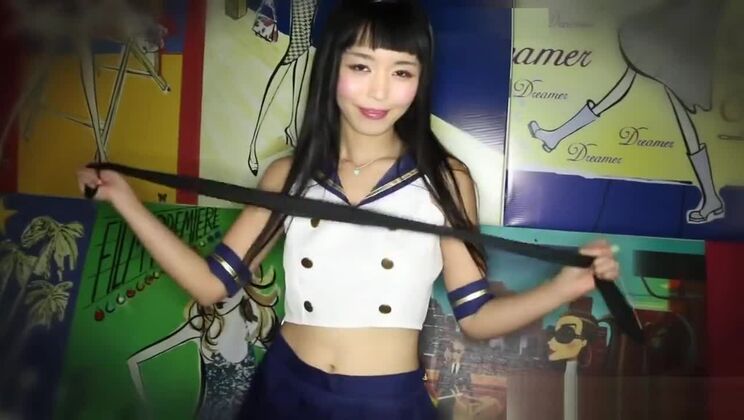 Una sexy japonesa participa en una película porno de cosplay.