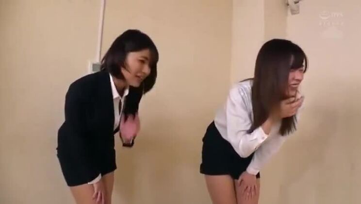 Una elegante prostituta japonesa protagoniza un increíble vídeo pornográfico fetichista.