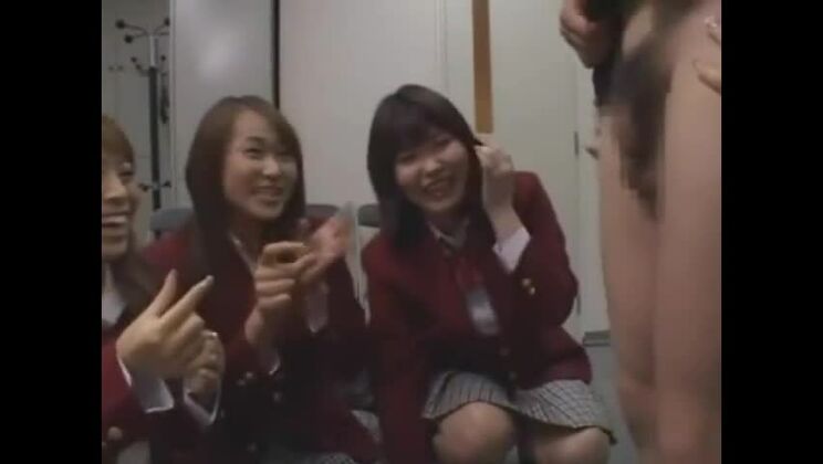 Linda chica japonesa protagonizando un hermoso vídeo sexual fetichista.