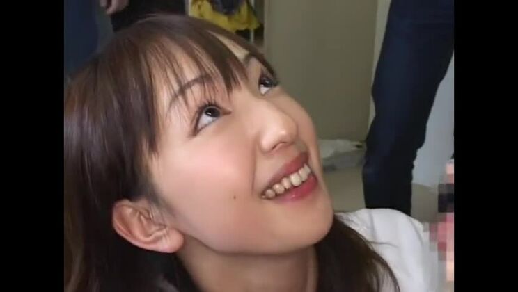 Chica asiática voluptuosa y encantadora