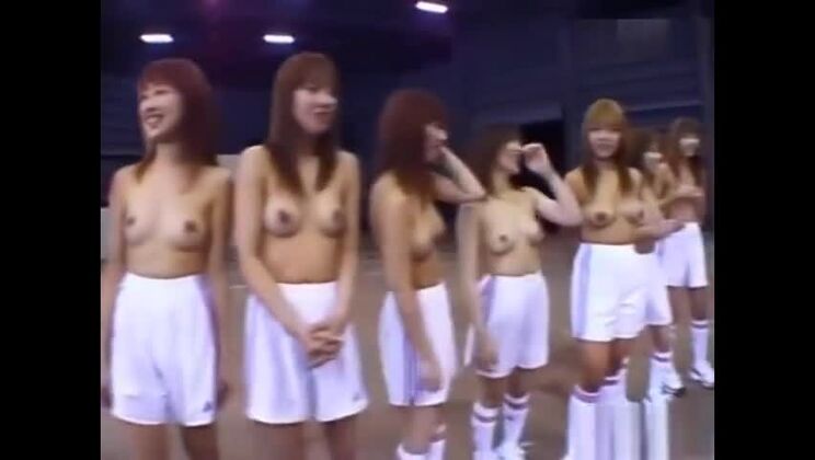 Una hermosa chica asiática sin hogar se está metiendo los dedos en su agujero del amor