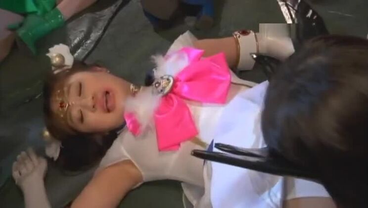 Una atractiva mujer oriental participa en una película XXX de cosplay.