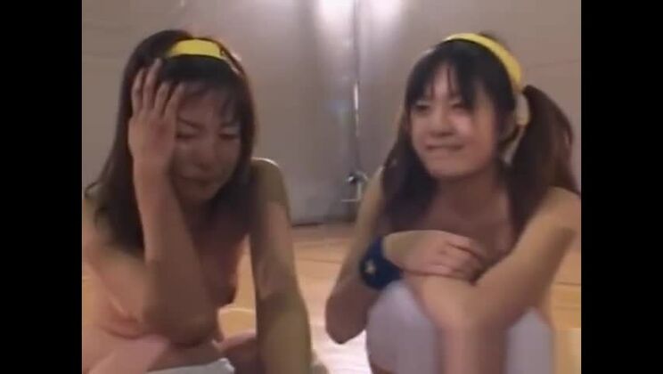 Una divina dama oriental es follada en un vídeo porno amateur al aire libre.