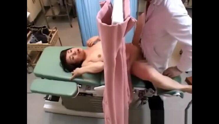 Increíble chica oriental en un increíble video de sexo médico
