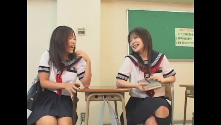 A una prostituta japonesa con pechos pequeños le gusta divertirse con fetiches.