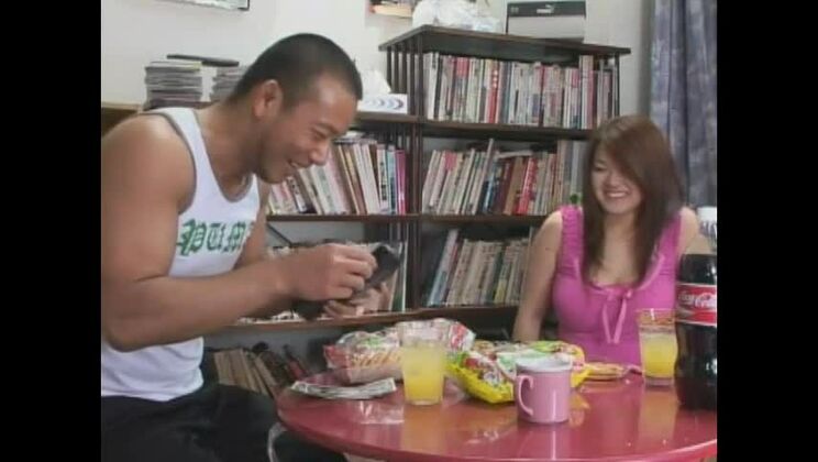 Maravillosa prostituta japonesa tetona en un auténtico vídeo porno.