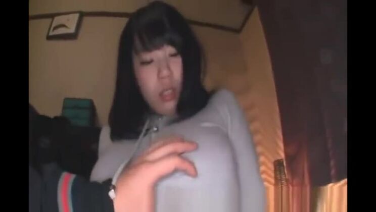 Admirable dama oriental de pechos voluptuosos