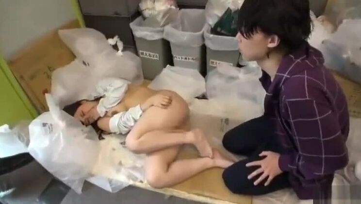 Hermosa dama japonesa de pechos grandes