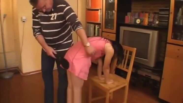 Seduciendo a una perra oriental en un vídeo sexual fetichista