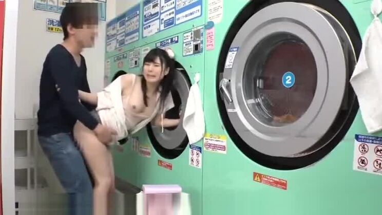 Hermosa mujer asiática de pecho plano protagonizando un vídeo sexual explícito