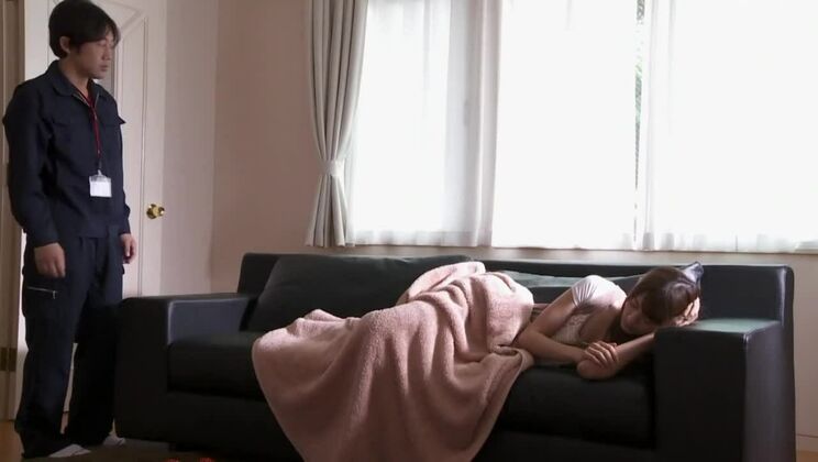 La adorable perrita japonesa encarna su sueño fetichista.