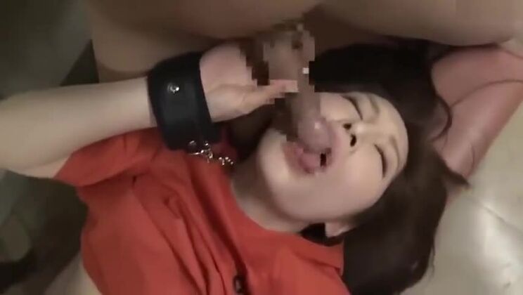 Una adorable prostituta japonesa pelirroja fue violada en grupo en un lugar público.