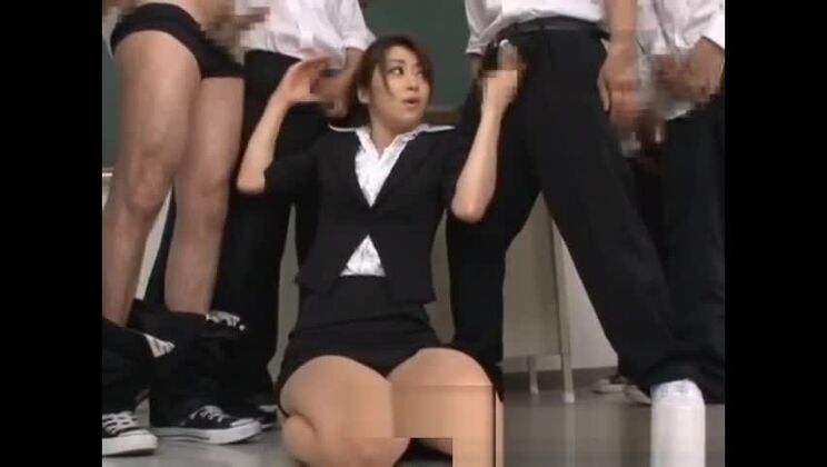 Una atractiva y lanuda asiática prostituta en una película pornográfica pervertida.