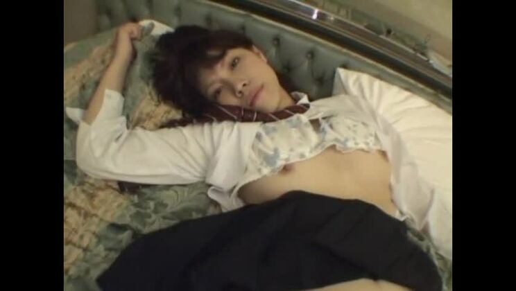 Una atractiva japonesa siendo manoseada