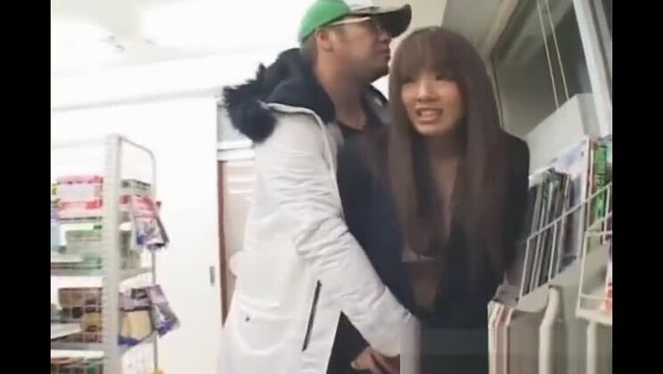 Hermosa prostituta japonesa actuando en un video porno interracial