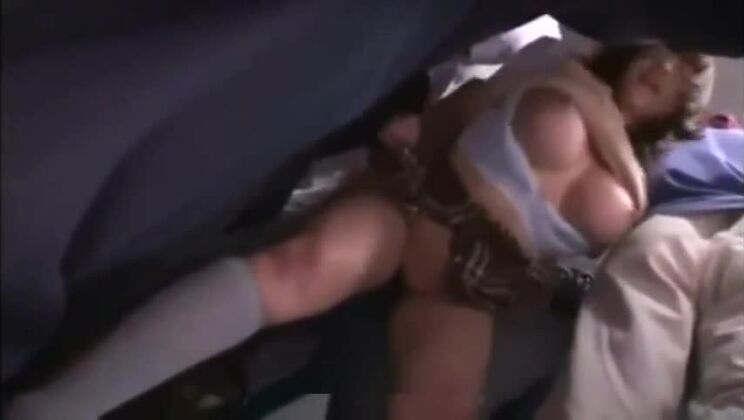 Una japonesa tetona y picante protagoniza una película porno amateur en público.