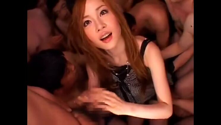 Increíble prostituta asiática en una orgía alucinante.