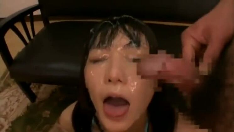 Hermosa japonesa en un video porno fetichista