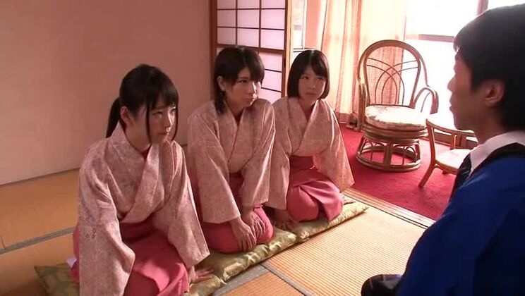 Mujer japonesa seductora siendo manoseada