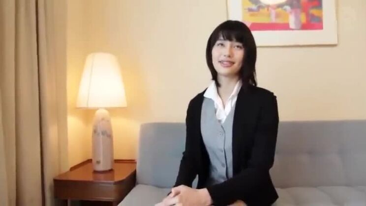 Mujer japonesa de pecho plano y con apariencia divina