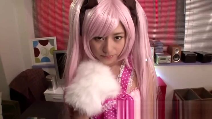 Mujer japonesa ambrosíaca protagonizando un vídeo sexual de cosplay muy caliente