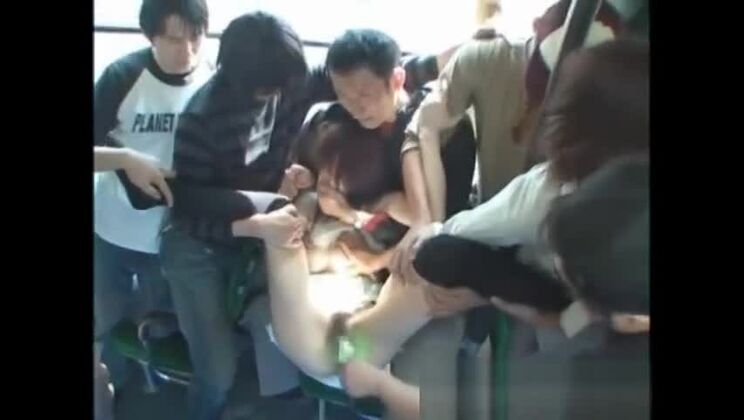 La divina japonesa Akari Hoshino en una orgía extrema y ardiente al aire libre