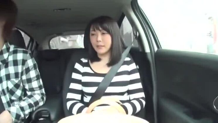 Puta oriental atractiva actuando en acción bukkake