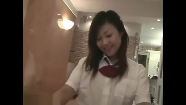 Una atractiva japonesa está teniendo una experiencia fetichista inusual.