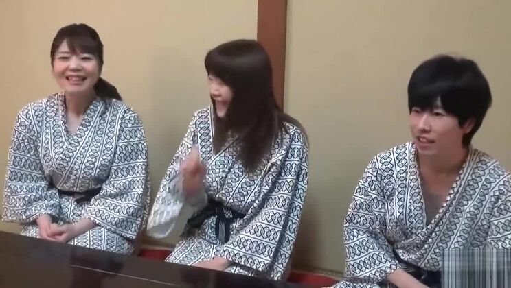 Chica oriental tetona y dulce en una película de sexo pervertida