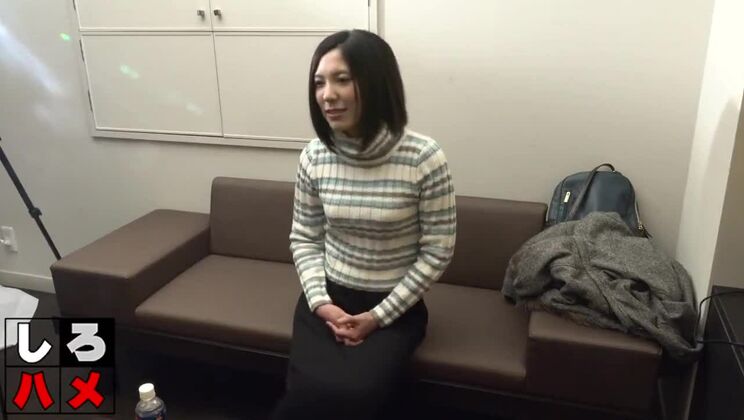 Una zorra japonesa con tetas pequeñas está siendo follada duramente.