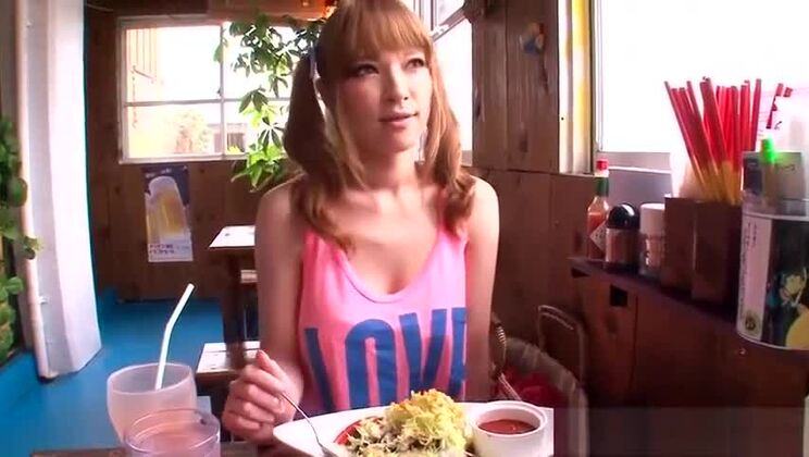 Una puta asiática de pechos planos y aspecto sobrenatural fue follada salvajemente en la playa.